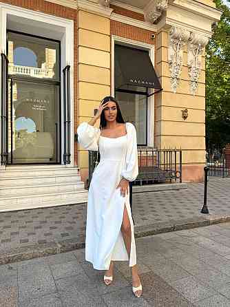 Женское праздничное сдержанное макси платье с разрезом костюмка Молочный, 46/48 Одесса