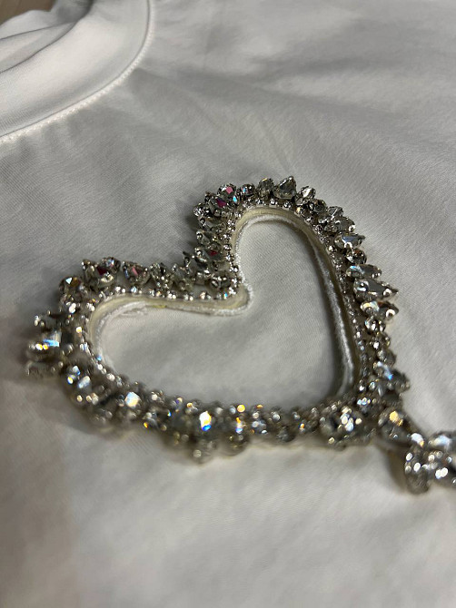 Футболка женская A-N 27009 оверсайз с вырезом в форме сердца с камнями, белый, one size Киев - изображение 2