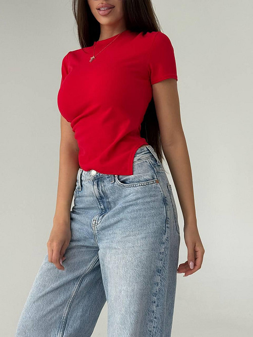 Женская базовая футболка с акцентным низом в виде треугольника креп-дайвинг Красный, 46/48 Одесса - изображение 3