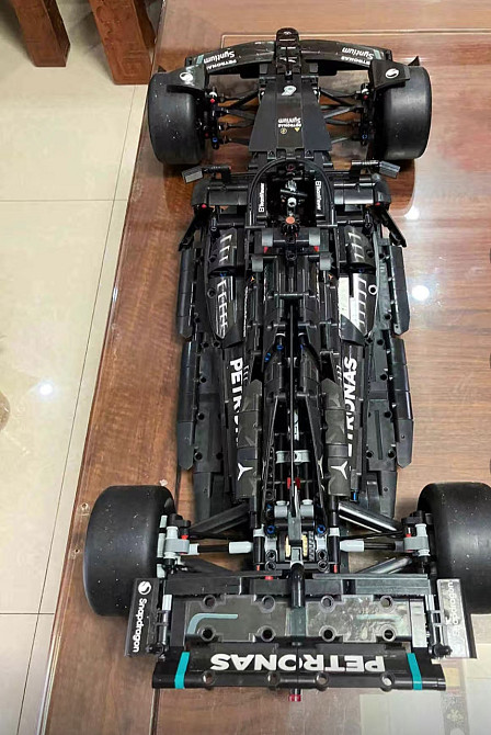Конструктор машинкаTechnic Mercedes-AMG F1 W14 E Performance в масштабе 1:8 на 1642 деталі болід мерседес чорн Київ - фото 6