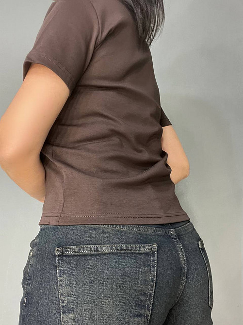 Футболка жіноча A-N 25195 однотонна базова з вишивкою собачки попереду середня довжина  one size, коричневий, one size Київ - фото 4