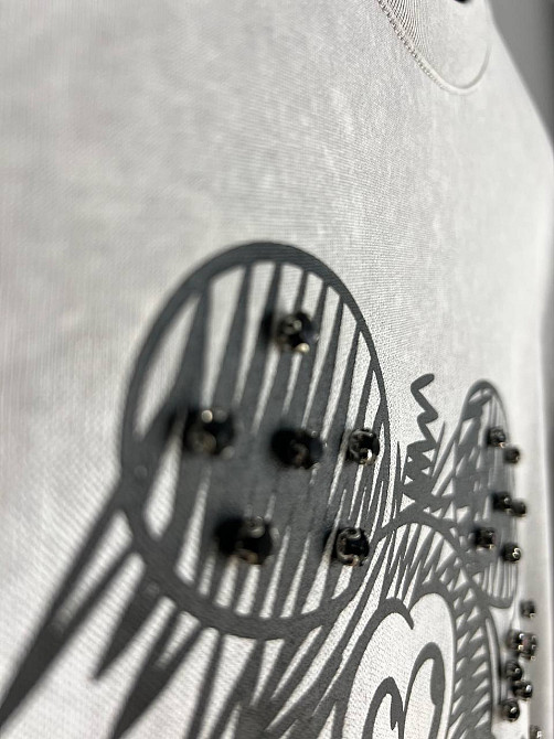 Футболка жіноча A-N 25008 оверсайз подовжена варена тай дай принт Міккі маус попереду з камінчиками one size, світло-сірий, one size Київ - фото 7