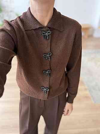 Жіночий укорочений кардиган із декоративними застібками у формі бантиків машинне в'язання Шоколад Одеса