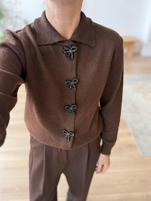 Жіночий укорочений кардиган із декоративними застібками у формі бантиків машинне в'язання Шоколад Одеса - фото 2