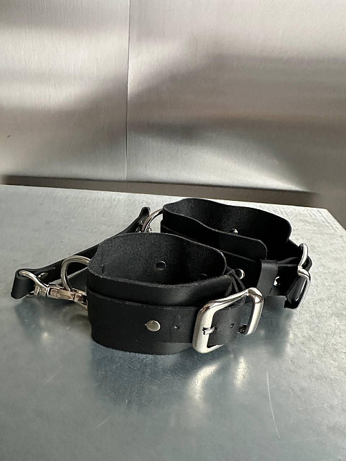 Наручники шкіряні на ремінці із Застібкою для Рольових ігор BDSM з металевою фурнітурою Одеса - фото 10