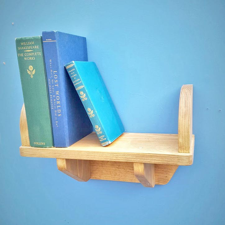 Настенная книжная полка 