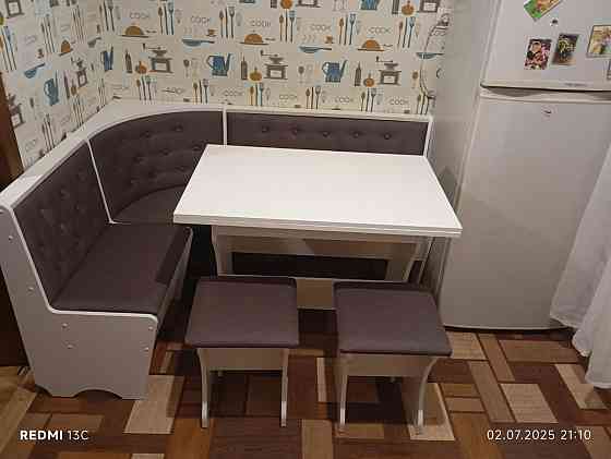 Маленький узкий обеденный кухонный уголок на кухню с раскладным столом и мягкими табуретками Белый Львов