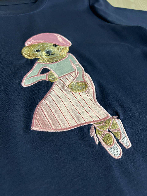 Футболка жіноча A-N 26009 нашивка ведмедик балерина попереду однотонна середня довжина базова one size, темно-синій, one size Київ - фото 11