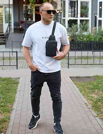 Мужская сумка-слинг через плечо 13х20х5, нагрудная бананка с узором для телефона, черная Киев