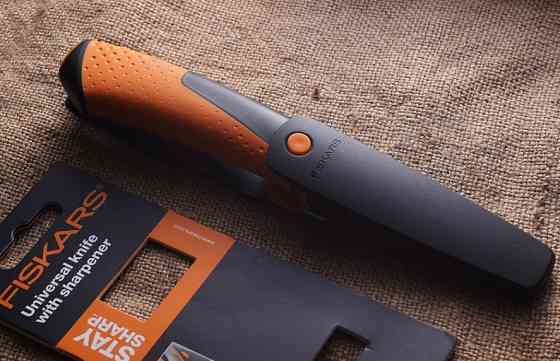 Универсальный Нож с чехлом-точилкой Fiskars (1023618) Нержавеющая сталь Нововолынск