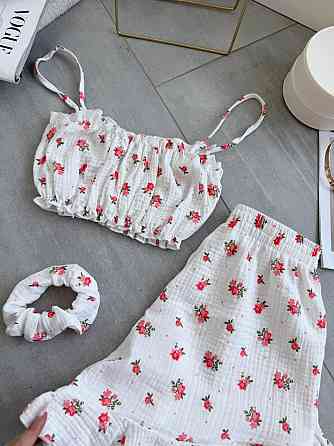 Жіноча ніжна принтована піжама: топ і шорти + гумка для волосся натуральний муслін Молочний 2 Одеса