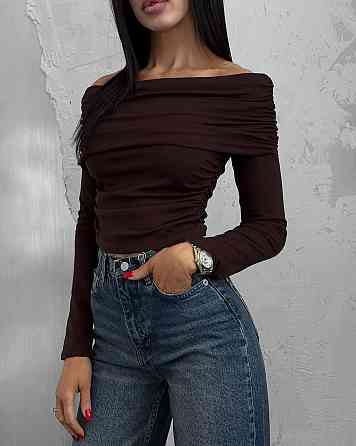 Жіночий лонгслів із відкритими плечима та витонченим драпіруванням уздовж плечей і боків турецький мікродайвінг Шоколад Одеса