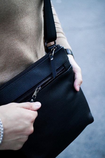 Сумка-мессенджер із натуральної зернистої шкіри, чоловіча сумка через плече (Чорна) Суми - фото 3