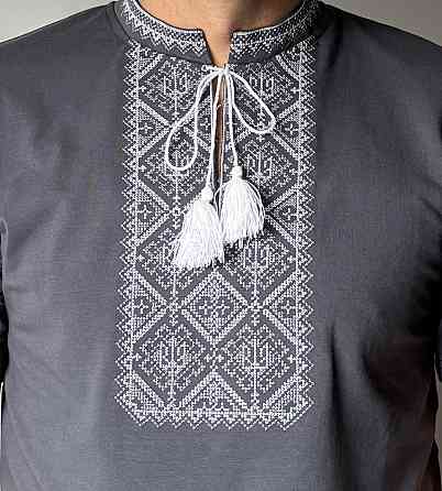 Чоловіча сіра футболка вишиванка з сіро-білим орнаментом з тризубом Київ