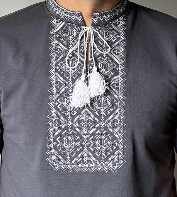 Мужская серая футболка вышиванка с серо-белым орнаментом с тризубом Киев - изображение 2