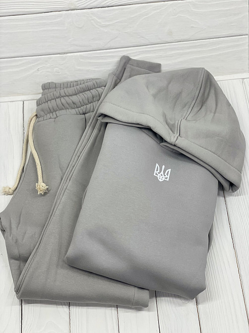 Костюм унісекс сіро лілового кольору (худі + джогери) з тризубом Чернівці - фото 1