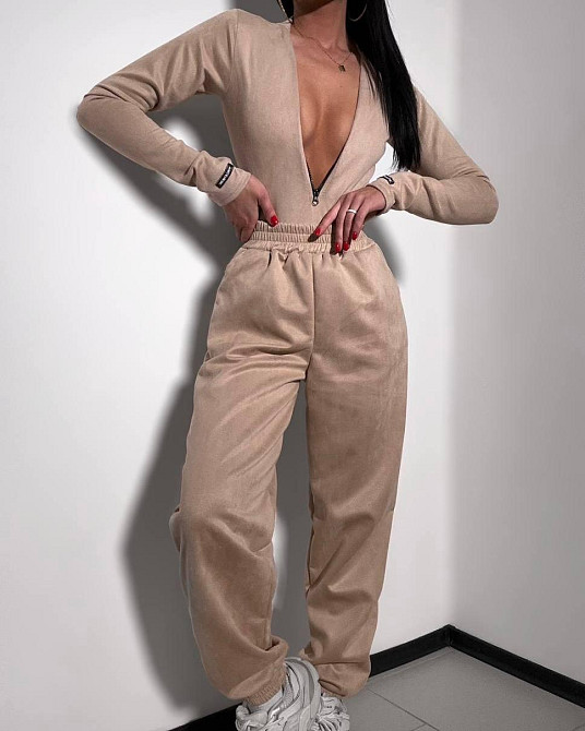 Женский стильный костюм двойка: боди и джоггеры замш на дайвинге Бежевый, 46/48 Одесса - изображение 1