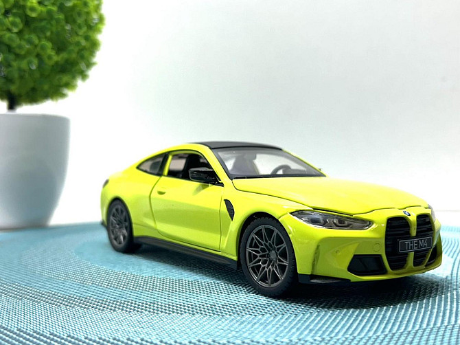 Машинка Автопром 1:24 BMW M4 метал інерційна звук світло відкриваються двері капот Жовта (68280A) Чернігів - фото 1