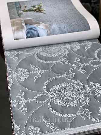 Шпалери вінілові на флізеліні Rasch Trianon Xlll 0.53х10 структурні вензелю розетки білі на сіро-блакитному Київ