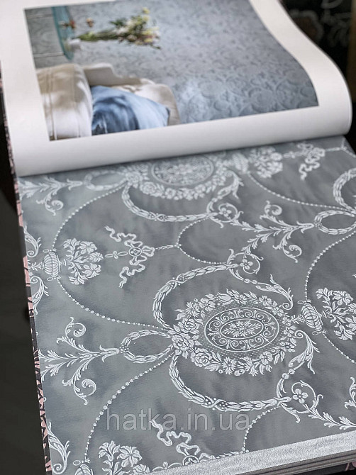 Шпалери вінілові на флізеліні Rasch Trianon Xlll 0.53х10 структурні вензелю розетки білі на сіро-блакитному Київ - фото 6