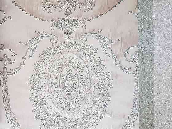 Шпалери вінілові на флізеліні Rasch Trianon Xlll 0.53х10 класика структурні вензелю розетки срібло на рожевому Київ