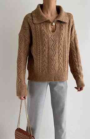 Жіночий базовий оверсайз светр із коміром і намистинкою на горловині машинне в'язання. Карамельний Одеса