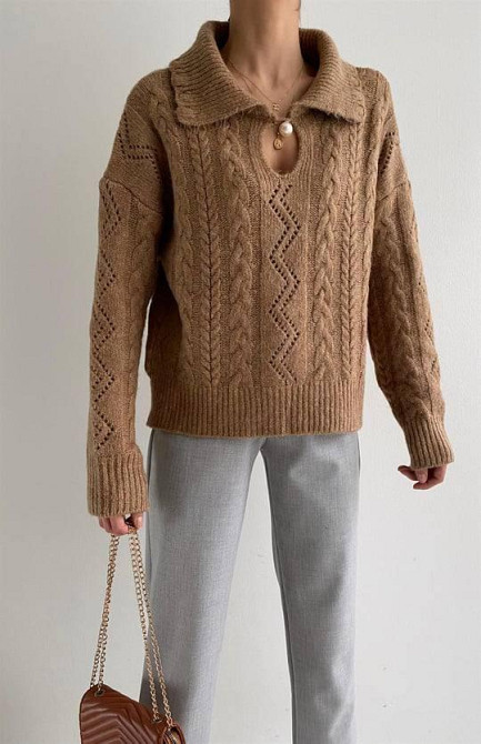 Женский базовый оверсайз свитер с воротником и бусинкой застежкой на горловине машинная вязка Карамельный Одесса - изображение 1