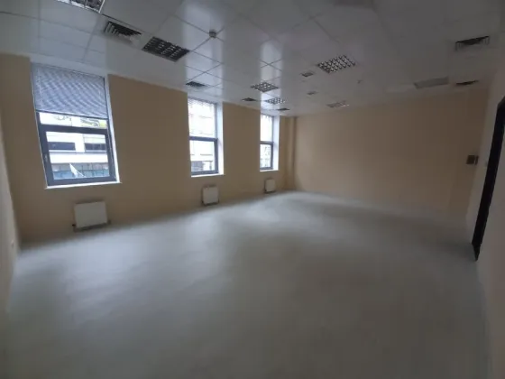 Офіс з гарним ремонтом, 4 поверх Самий центр міста (вул Шевченка) Зручне планування, просторі кімнати (див. план), свій туалет і комірки Можливість до Дніпро