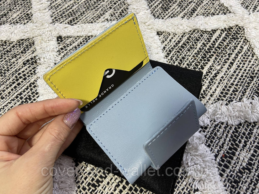 Жіночий маленький жовто-блакитний гаманець на магнітах із тисненням З Україною в серці Grande Pelle Київ - фото 3