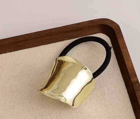 Гумка для волосся із золотистою вставкою Сміла