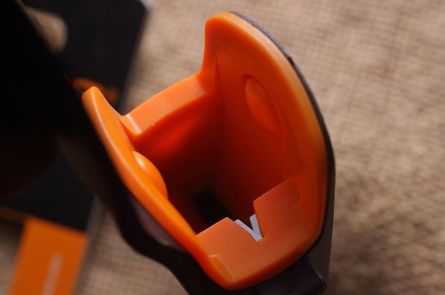 Универсальный Нож с чехлом-точилкой Fiskars (1023618) Нержавеющая сталь Нововолынск - изображение 3