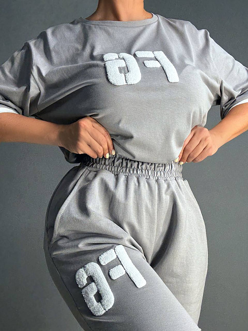 Костюм женский CAPPITONE 101190 оверсайз футболка с нашивкой FG и брюки палаццо на резинке серый, серый, M Киев - изображение 13