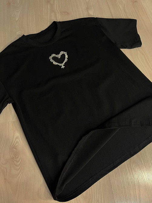 Футболка женская A-N 27009 оверсайз с вырезом в форме сердца с камнями, черный, one size Киев - изображение 18