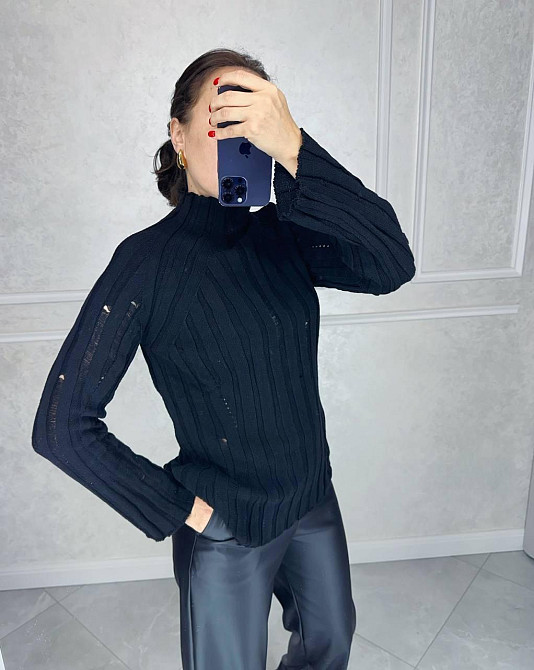 Женский базовый свитер с оригинальной вязкой универсального кроя Черный Одесса - изображение 4