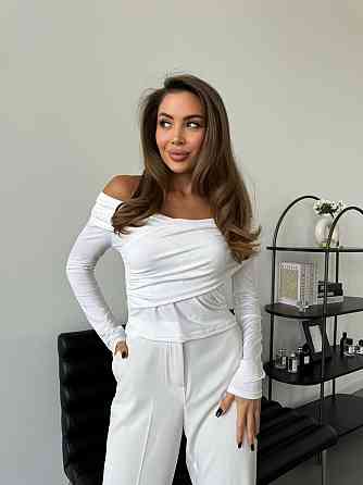 Жіночий романтичний лонгслів зі спущеними плечима трикотаж масло Одеса