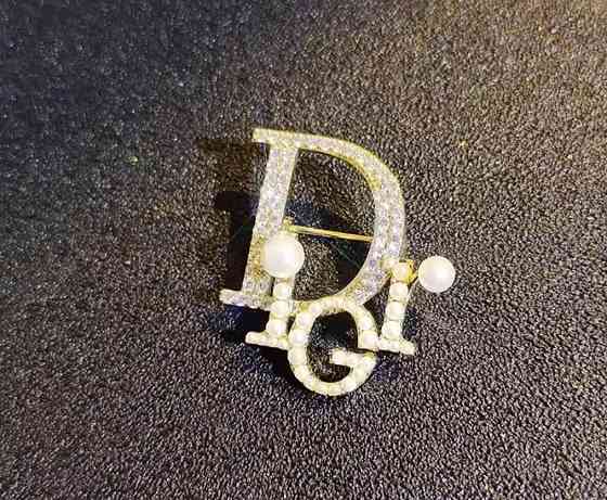 Брошка "D" Золотистий (0139) Сміла