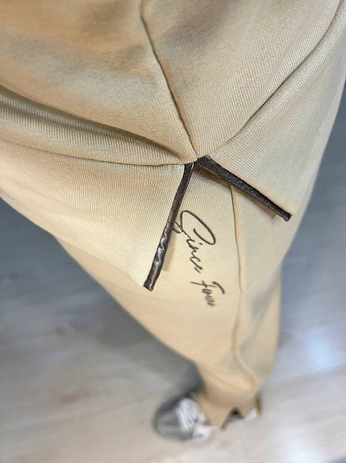 Костюм женский Joggy 8056-8057 брюки на резинке и свитшот с золотой надписью и разрезами по бокам бежевий, бежевый, XS Киев - изображение 19