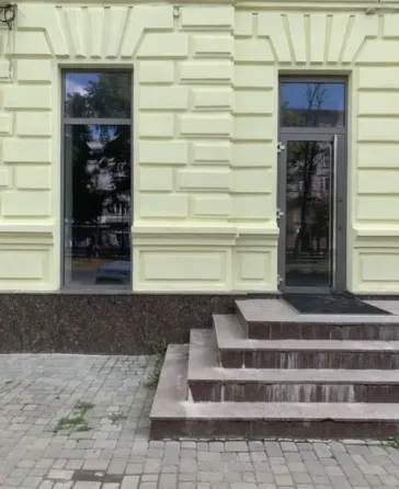 Нове Яворницького 105 Червона лінія, зі своїм входом, скляний вхід магазин з шикарним ремонтом. Парковка перед приміщенням, є літній майданчик Нові ко Дніпро