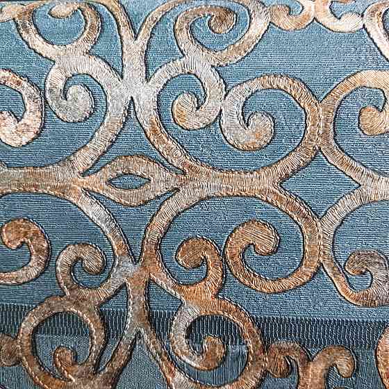 Шпалери метрові вінілові на флізелін 24 Carati Cristiana Masi вензель великий структурний золото на Київ