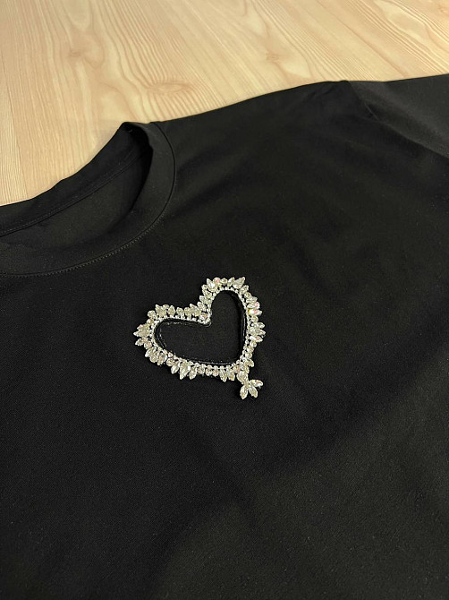 Футболка женская A-N 27009 оверсайз с вырезом в форме сердца с камнями, черный, one size Киев - изображение 10