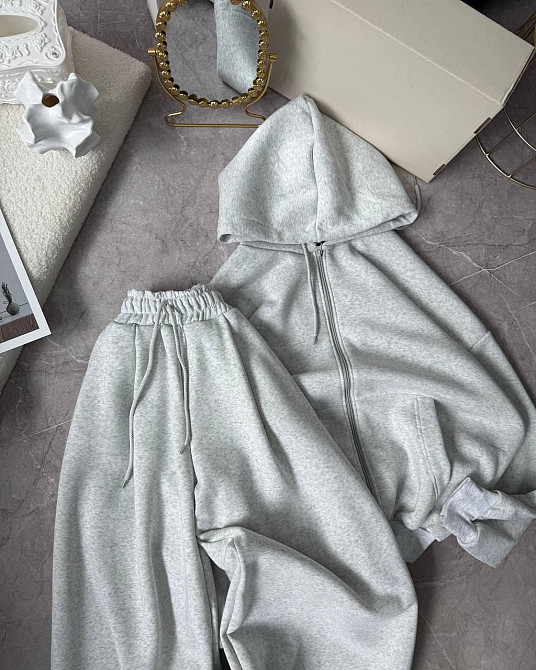 Жіночий теплий прогулянковий костюм у стилі оверсайз з обʼємним зіп худі та штанами трьохнитка на флісі Одеса - фото 3