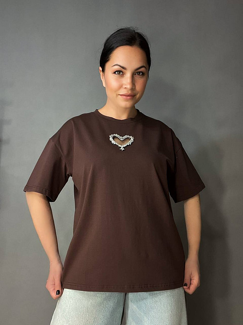 Футболка женская A-N 27009 оверсайз с вырезом в форме сердца с камнями, коричневый, one size Киев - изображение 7