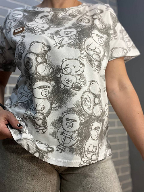 Футболка женская JIANMEI 076 рисунок мишки свободного кроя one size белая, белый, one size Киев - изображение 2