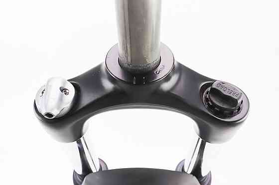 Вилка 29" амортизаційна, без різьби 1-1/8" (28,6мм), шток 215мм, з ходом 100мм, Disk-brake, пружинно-оливна, виносний Lockout, алюмінієва XC Київ