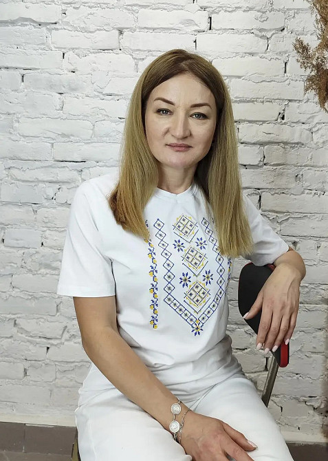 Женская белоснежная вышиванка - футболка с желто голубым орнаментом Киев - изображение 1