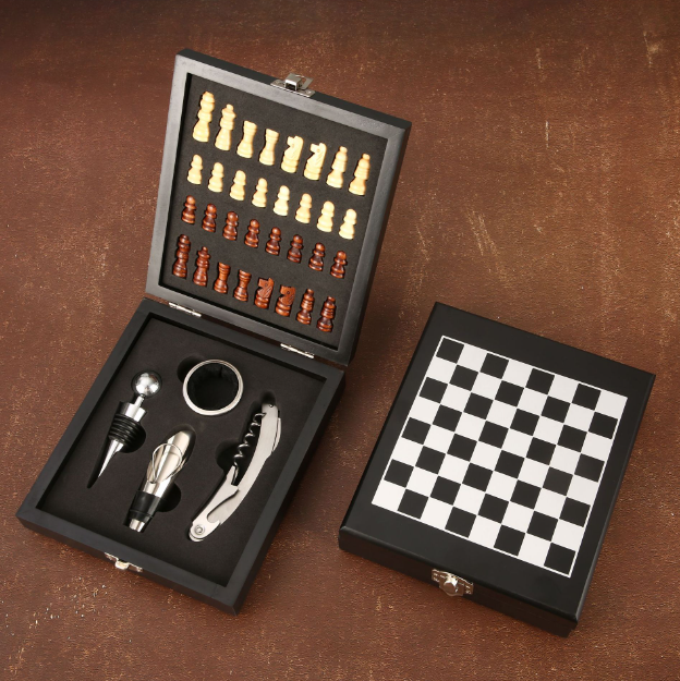 Набор для вина сомелье Шахматы 4 предмета в подарочном деревянном кейсе Черный Кременчуг - изображение 1