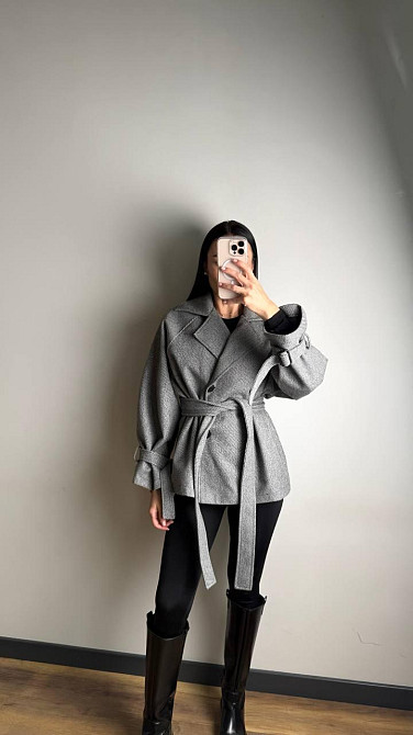 Женское трендовое пальто с двубортной застежкой на пуговицы и поясом Серый Одесса - изображение 5