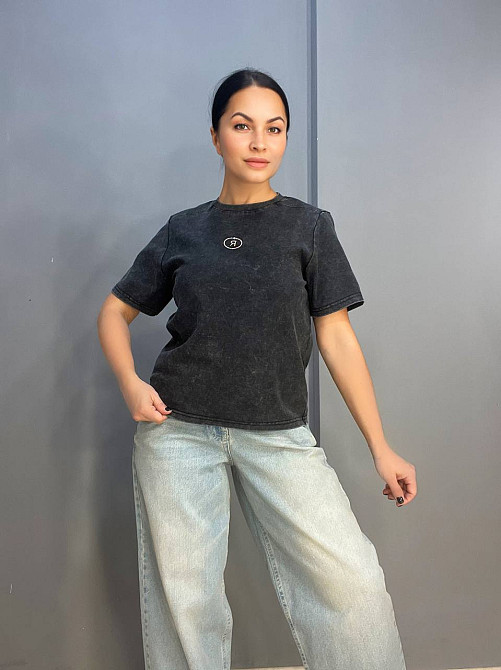 Футболка жіноча A-N 02517 варена аплікація літера "R" з камінців попереду середньої довжини one size, чорний, one size Київ - фото 17