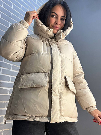 Куртка жіноча Lady Yep 9013 пуффер подовжена накладені кишені з капюшоном бежева, бежевий, 44 Одеса - фото 6