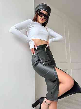 Кожаная юбка миди с разрезом 